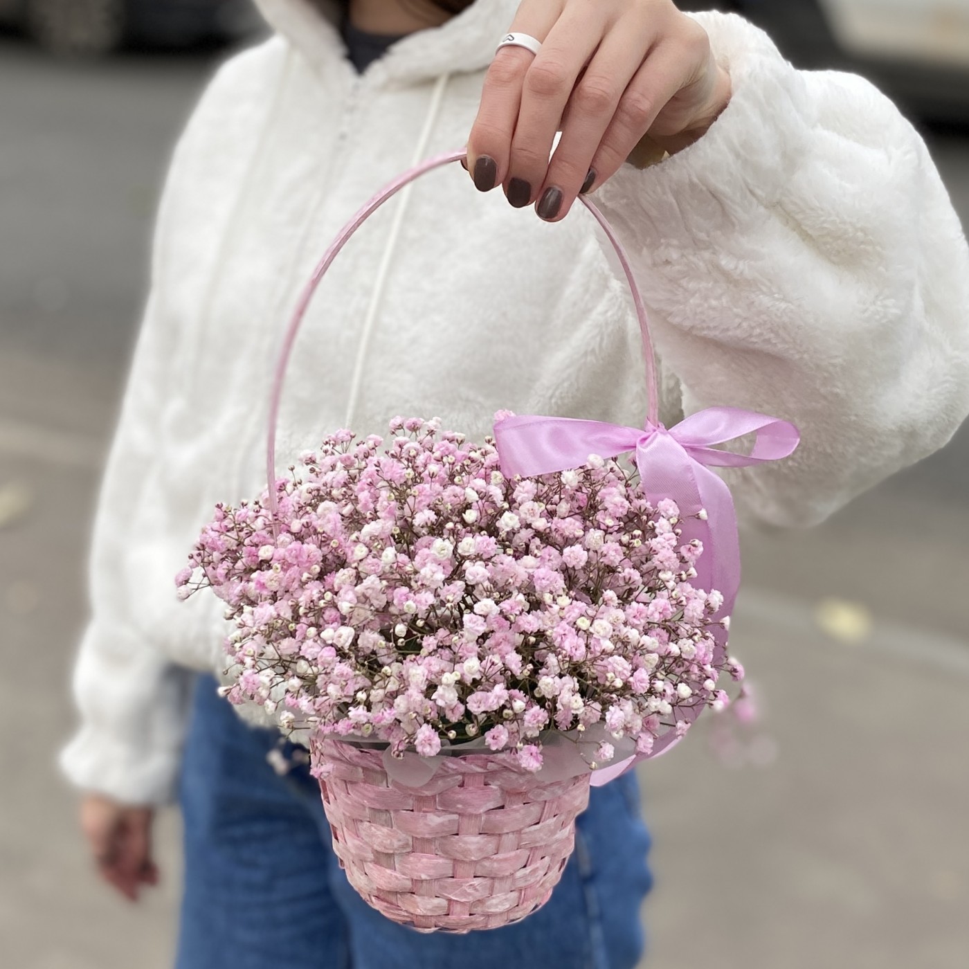 Розовая гипсофила в плетенной корзине